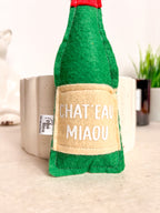 Jouet bouteille de vin pour chat vue de cote feutrine artisanale collection ete - La Boutique Pheline
