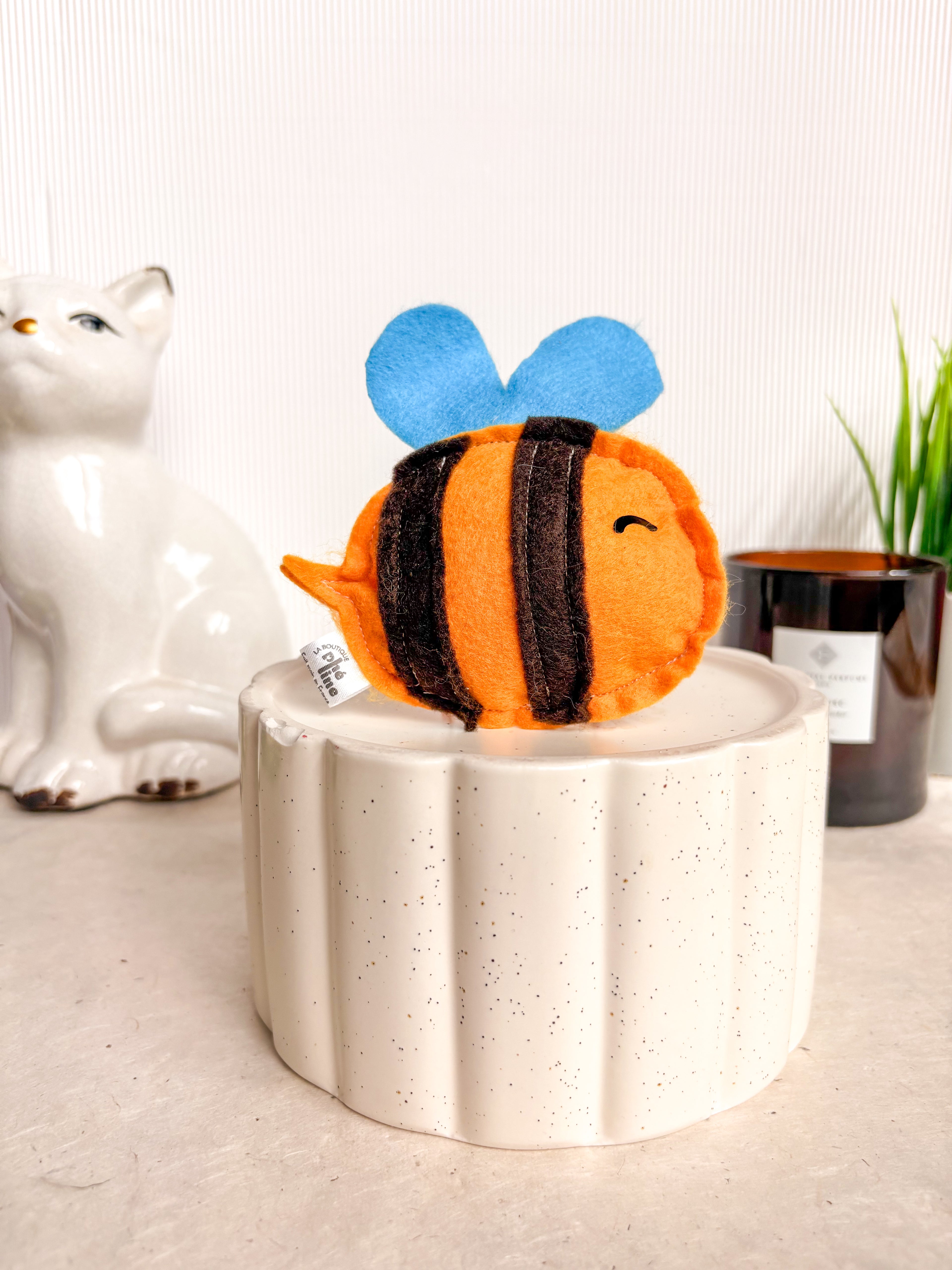 Jouet pour chat bourdon en feutrine herbe a chat bio fait main France - La Boutique Pheline