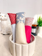 Kicker bi-matiere pour chat vue de cote tissu et feutrine herbe bio - La Boutique Pheline