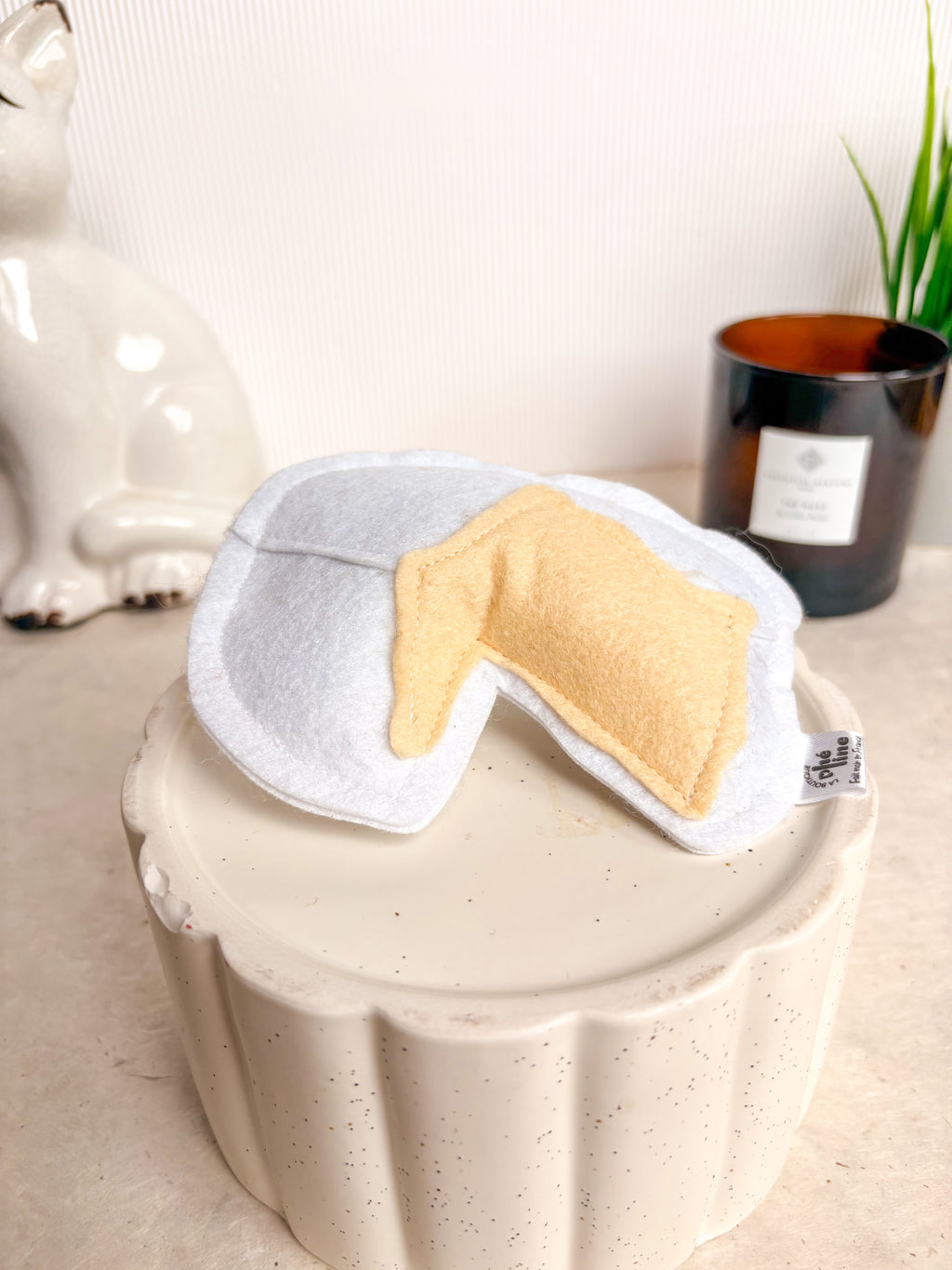 Jouet camembert pour chat vue de cote feutrine artisanale collection ete - La Boutique Pheline