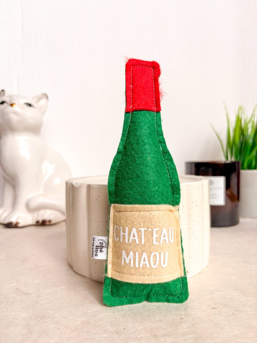Jouet pour chat bouteille de vin en feutrine herbe a chat bio fait main France - La Boutique Pheline